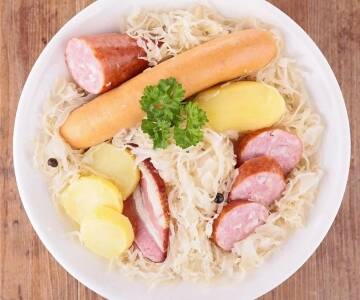 Smak autentisk alsasisk mat tilberedt med lokale råvarer i en varm atmosfære.